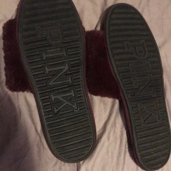 Victoria’s Secret pink slides - Picture 2 of 3
